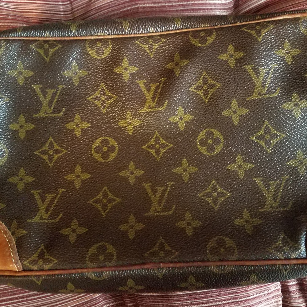 Authentic Louis Vuitton Pochette Clutch